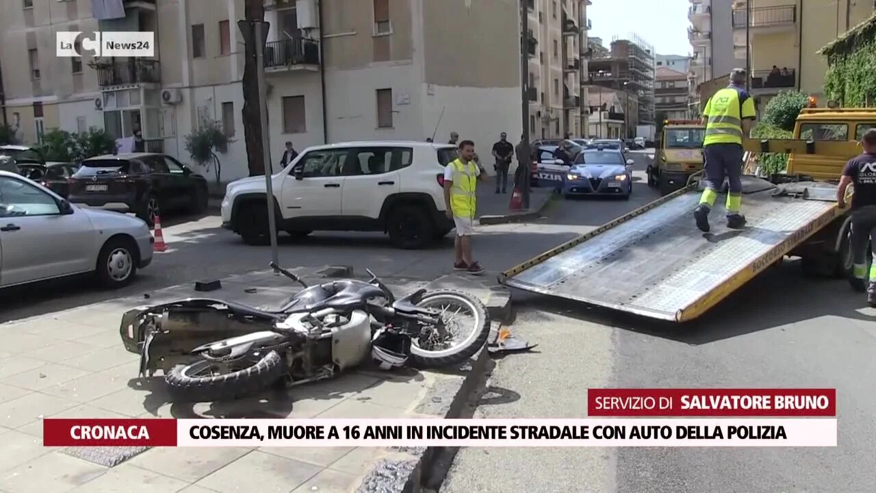 Cosenza, muore a 16 anni in incidente stradale con auto della polizia