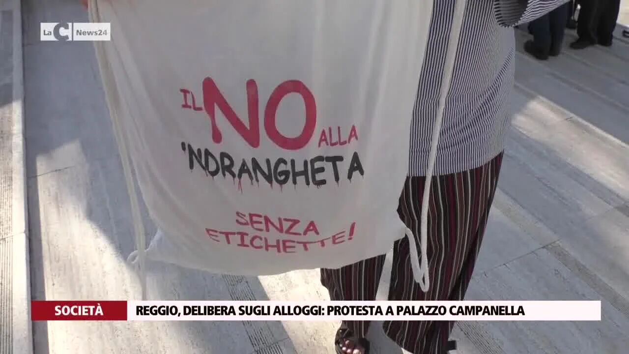 Reggio, delibera sugli alloggi: protesta a palazzo Campanella