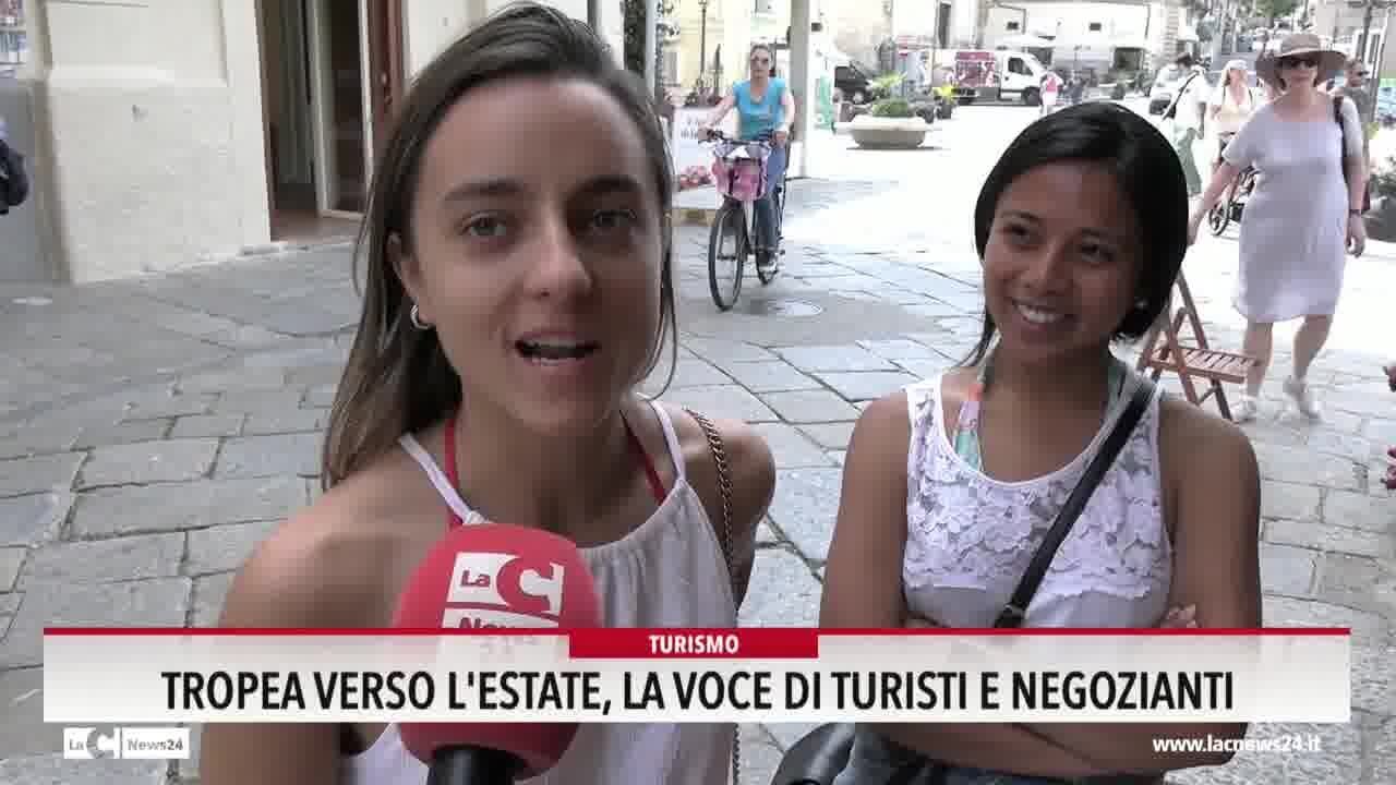 A Tropea l’estate è già iniziata, i turisti cominciano ad affollare le vie del centro storico: «Bella e solare, che c’è di meglio?» - VIDEO