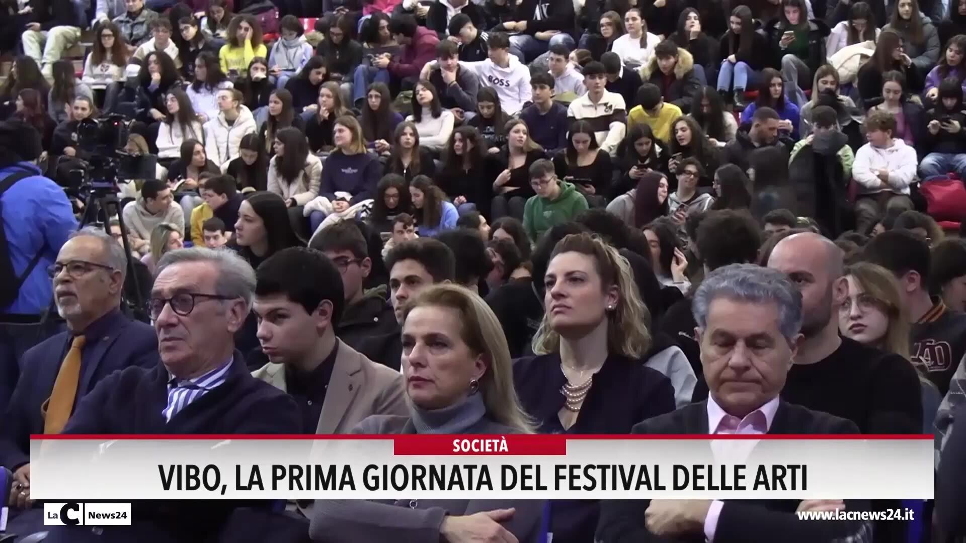 Alfiere della Repubblica a 18 anni, Bernard Dika al Festival delle arti di Vibo: «Dobbiamo essere il cambiamento che chiediamo» - VIDEO