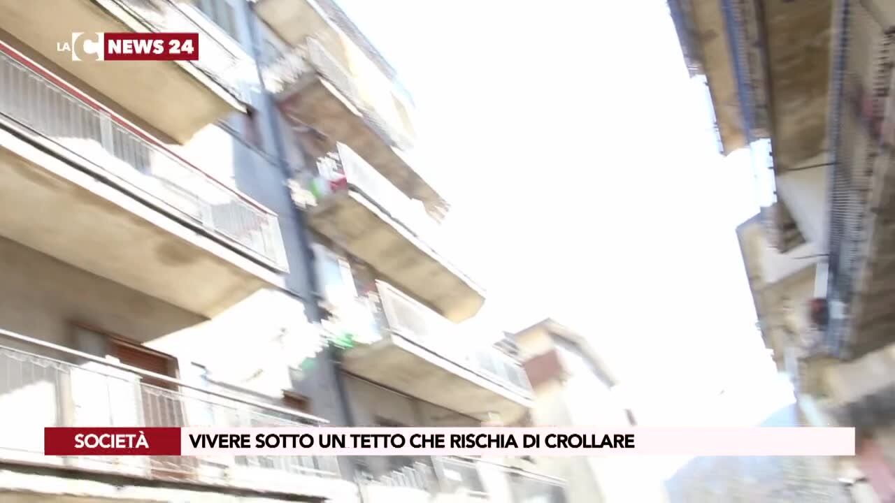 Vivere sotto un tetto che rischia di crollare