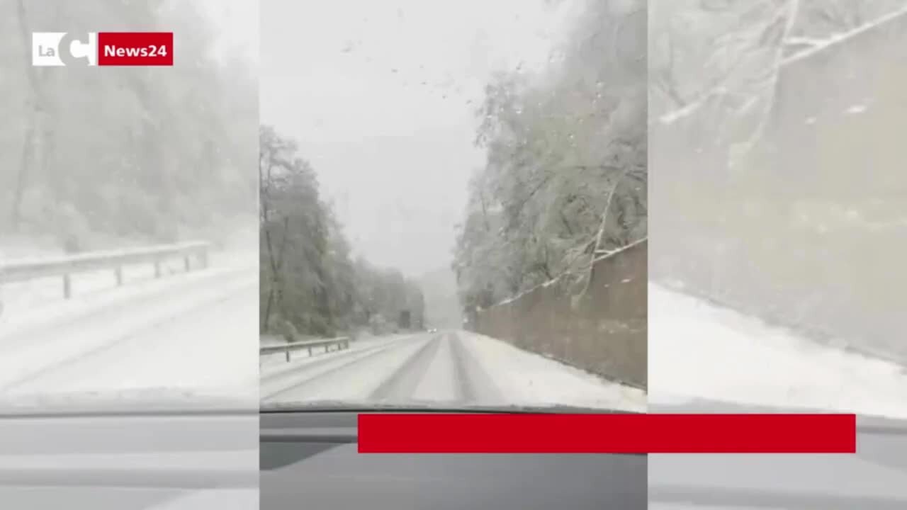 È primavera ma fa più freddo che a Natale: temperature giù di 15 gradi e pioggia. E sui monti è arrivata la neve