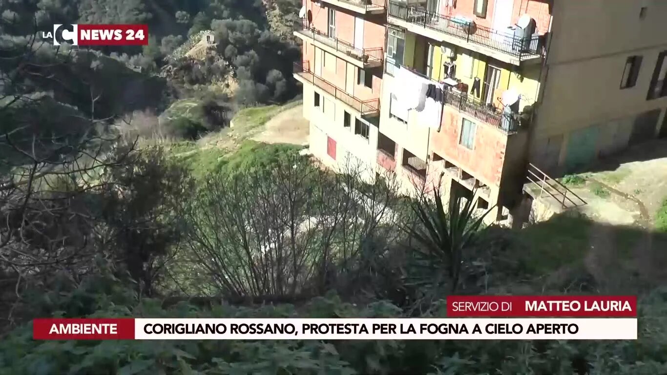 Corigliano Rossano, protesta per la fogna a cielo aperto