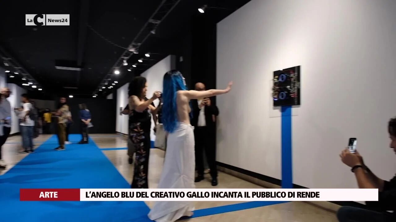 L’angelo blu del creativo Gallo incanta il pubblico di Rende