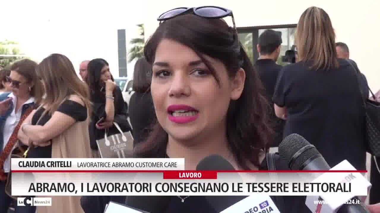 Abramo, i lavoratori consegnano le tessere elettorali