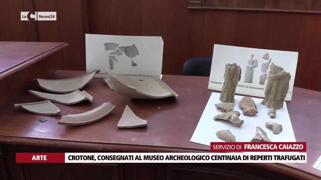 Crotone, consegnati al Museo archeologico centinaia di reperti trafugati