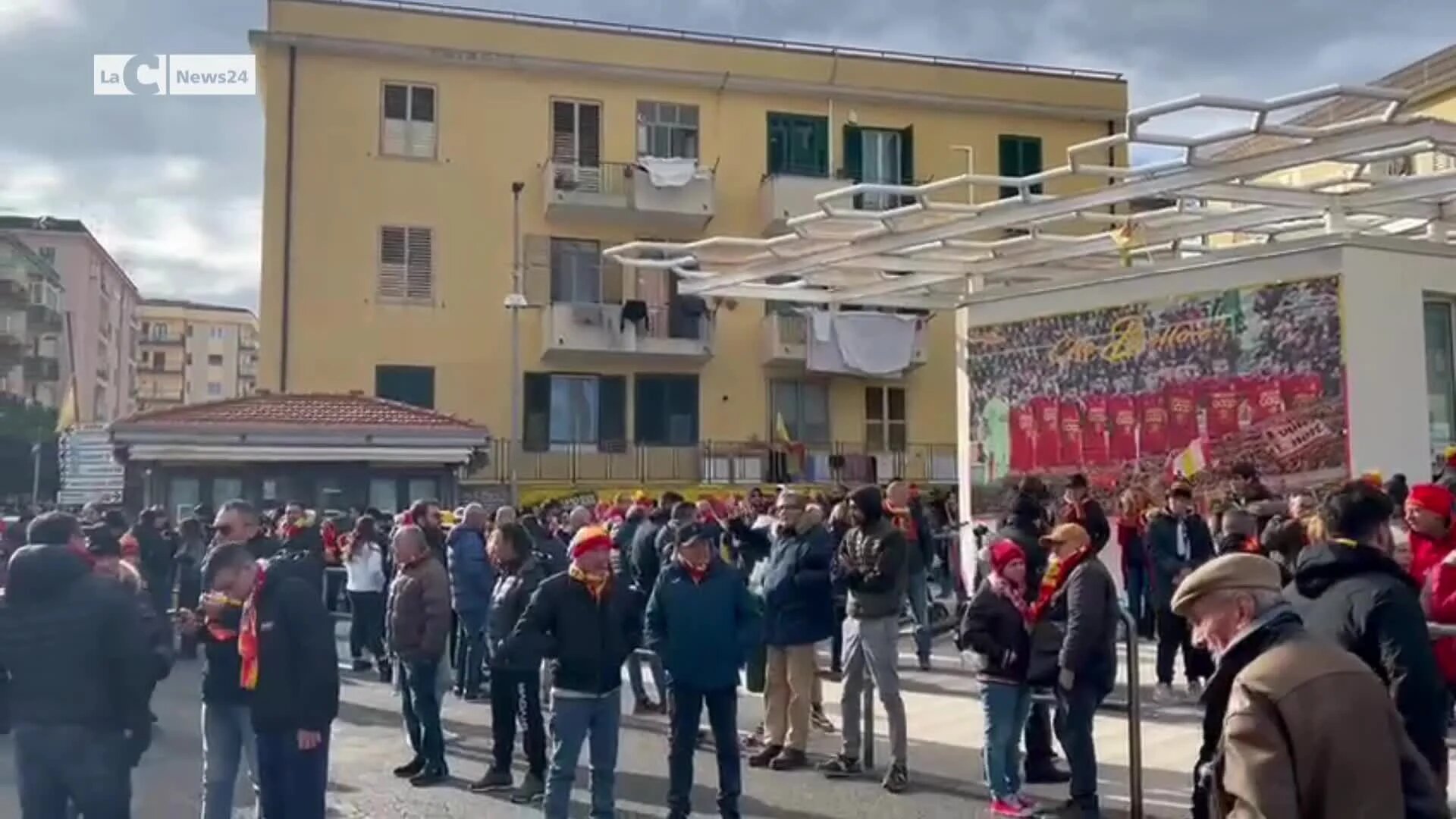 Tifosi giallorossi verso lo stadio Ceravolo