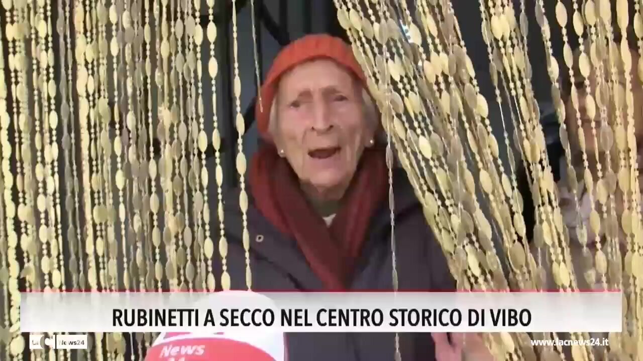 Centro storico di Vibo a secco, residenti disperati: «7 giorni senza un goccio d'acqua, costretti a raccogliere la pioggia con le bacinelle» - VIDEO