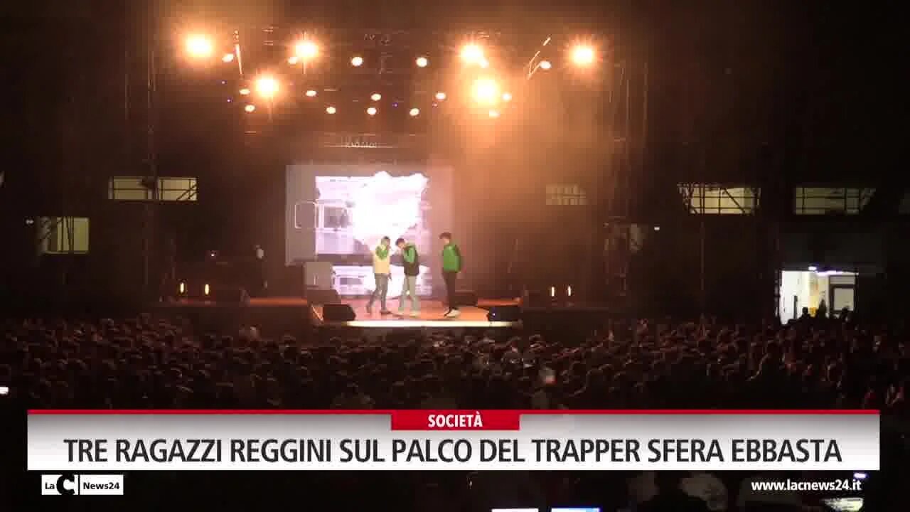 Tre ragazzi reggini sul palco del Trapper Sfera Ebbasta