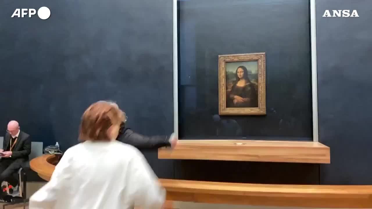 Attivisti lanciano zuppa sulla Gioconda al Louvre