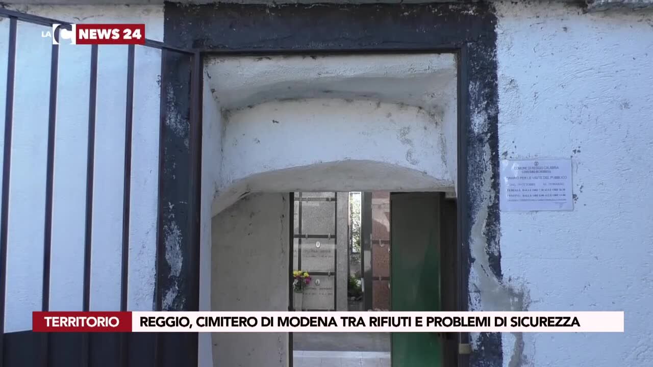 Reggio, cimitero di Modena tra rifiuti e problemi di sicurezza