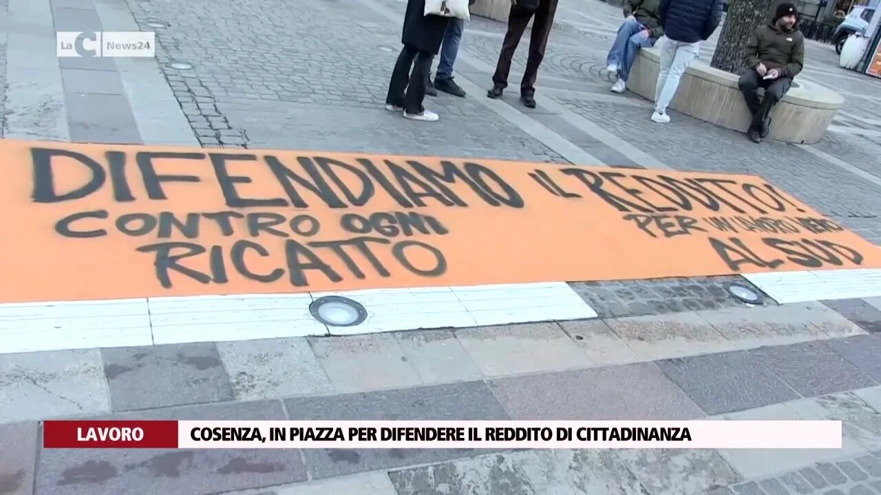 Cosenza, in piazza per difendere il reddito di cittadinanza