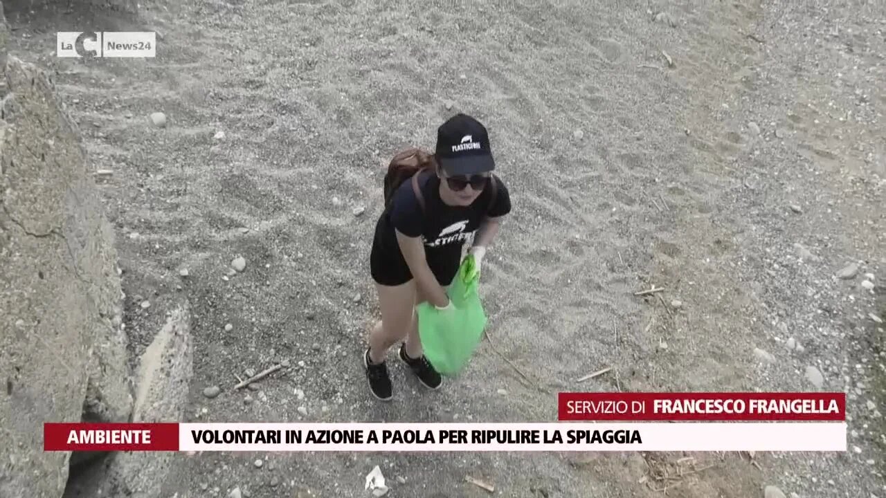 Volontari in azione a Paola per ripulire la spiaggia