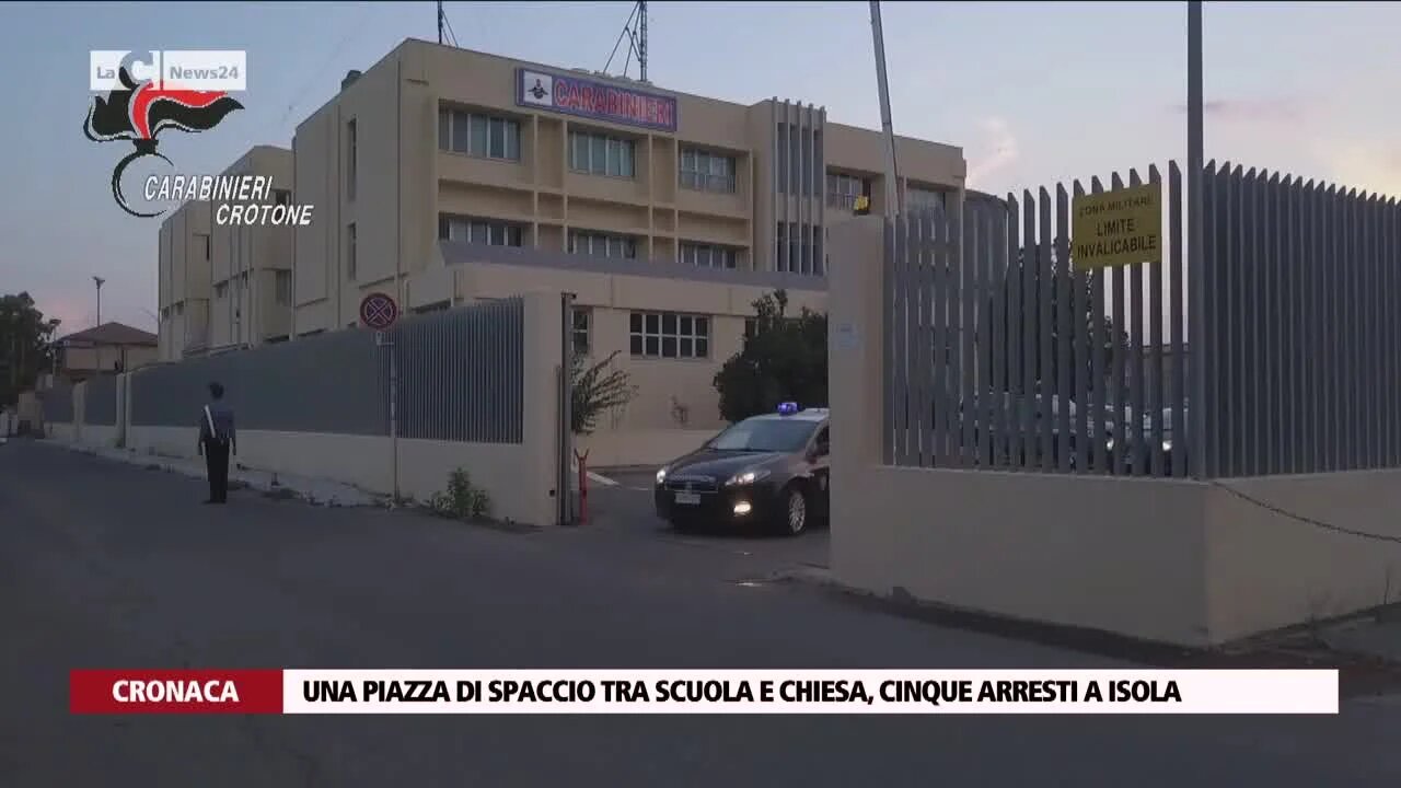 Una piazza di spaccio tra scuola e chiesa, cinque arresti a Isola