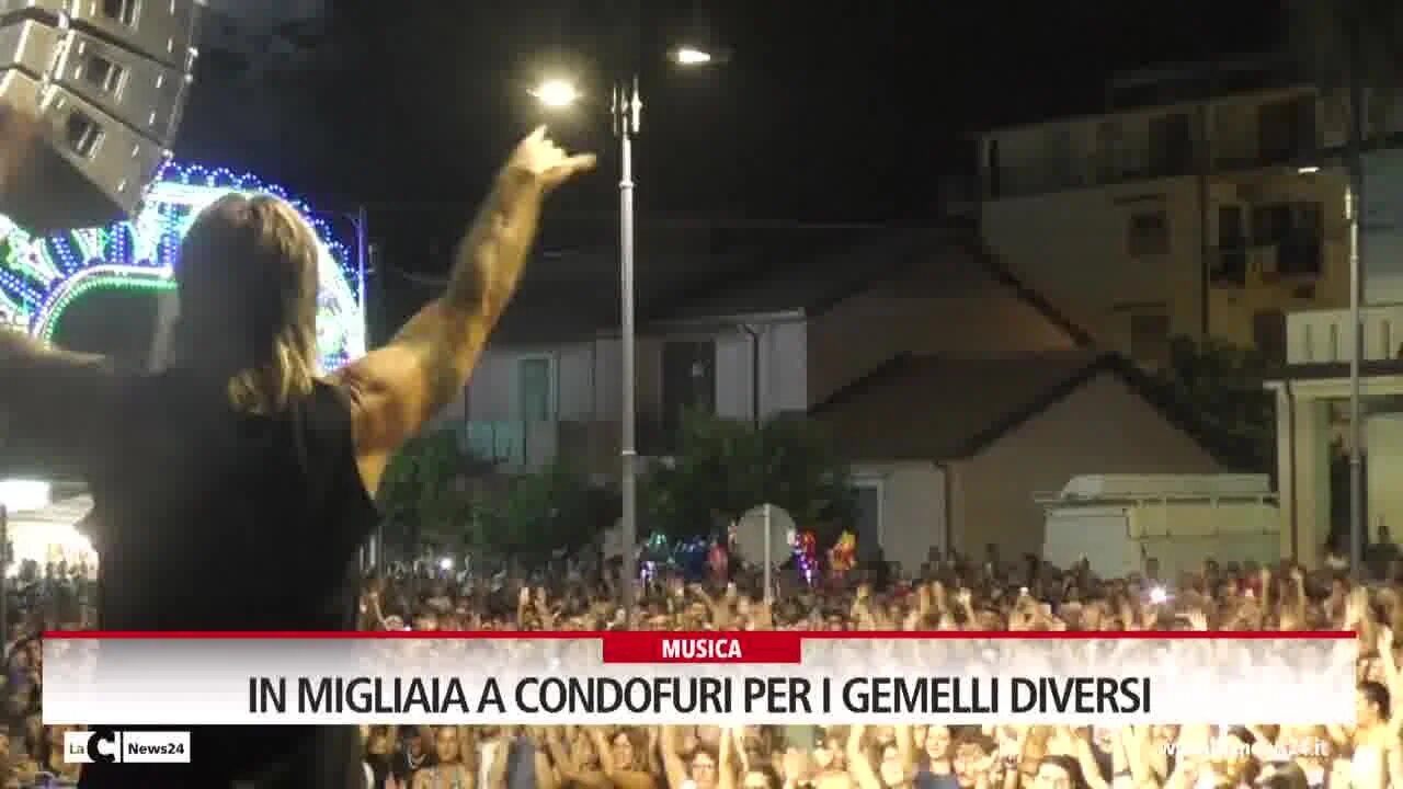 Fan in delirio per i Gemelli Diversi a Condofuri. L’augurio alla Reggina: «Deve stare in Serie A»