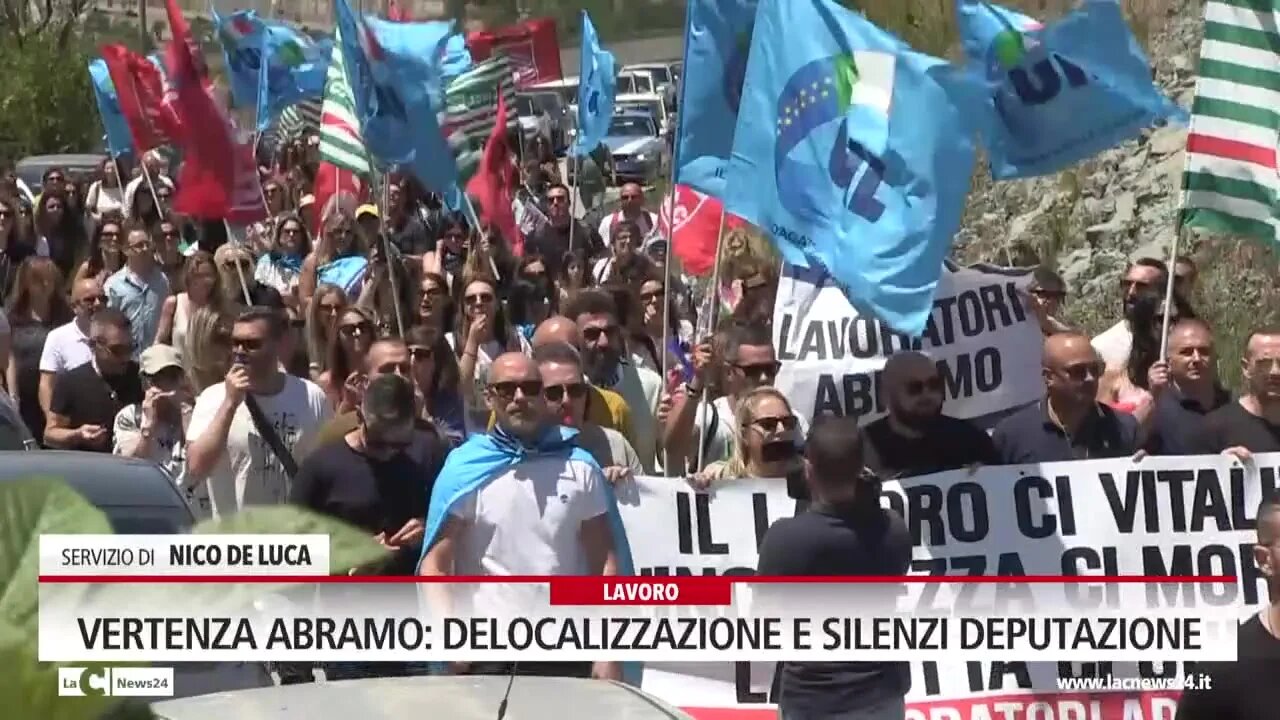 Vertenza Abramo, lavoratori in protesta sotto la sede Tim di Catanzaro: l’ultima chiamata dai call center calabresi
