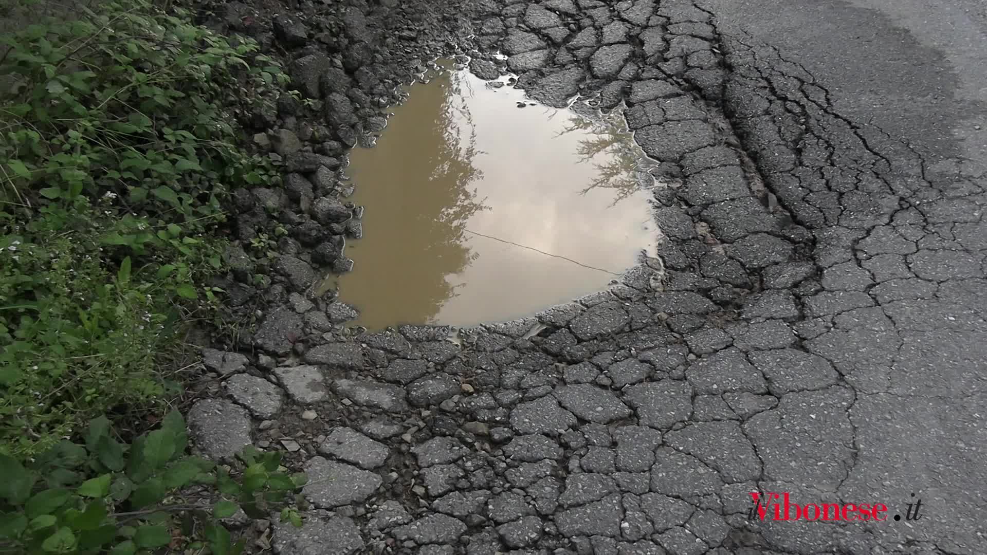 Il cantiere alla stazione di Vibo-Pizzo non è degno di una città europea: benvenuti negli anni ‘50 quando gli operai avevano cappelli di carta - VIDEO