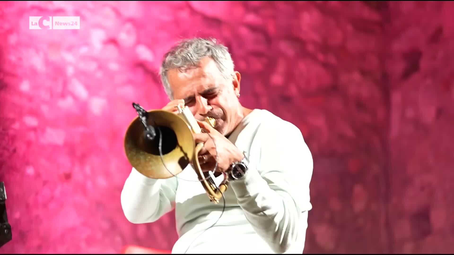 Il trombettista Paolo Fresu incanta Cerisano: «Luogo splendido e pubblico caloroso» | VIDEO