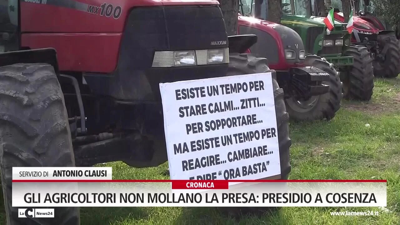 Gli agricoltori non mollano la presa: presidio a Cosenza