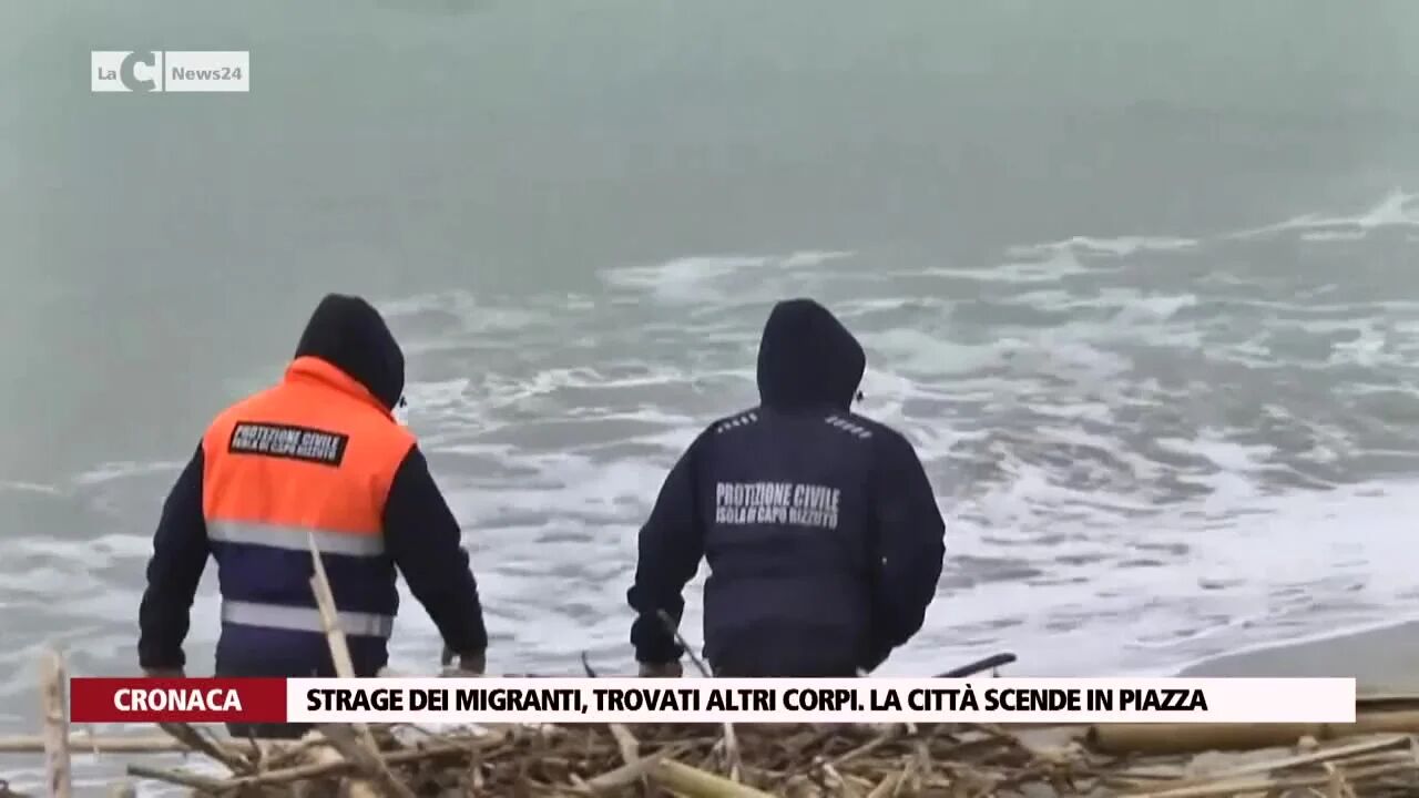 Strage dei migranti, trovati altri corpi. La città scende in piazza