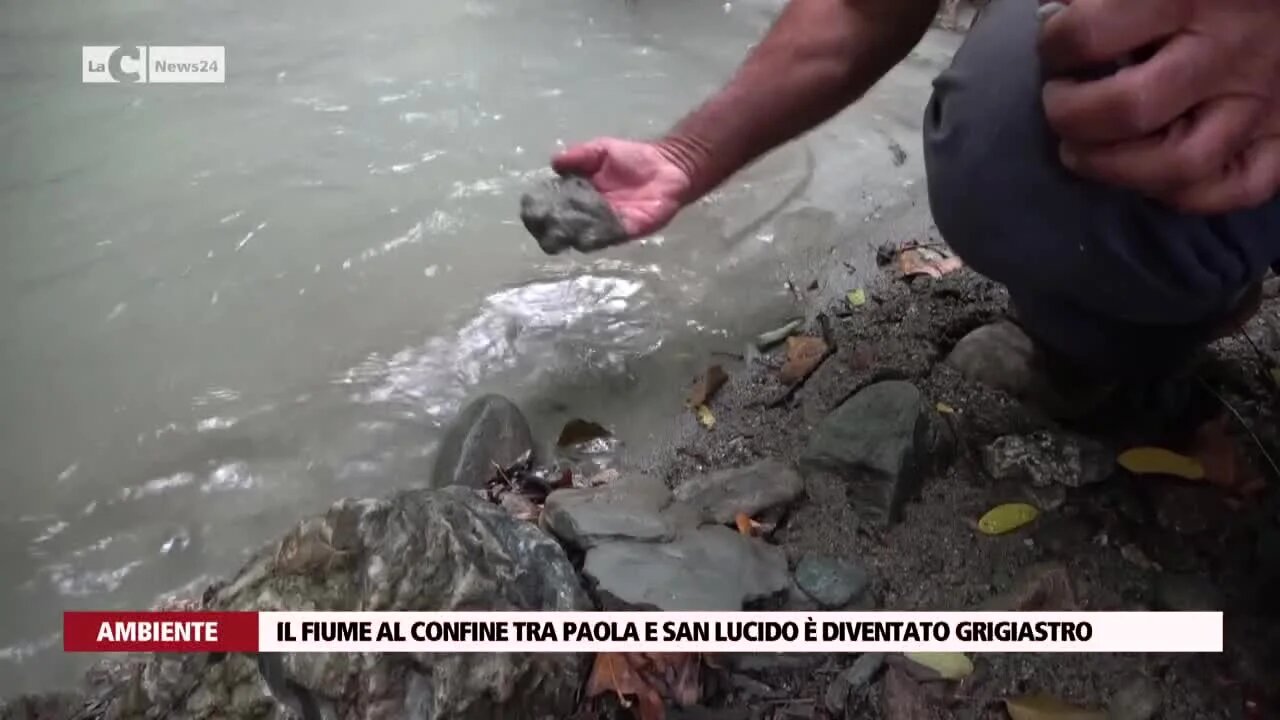 Il fiume al confine tra Paola e San Lucido è diventato grigiastro