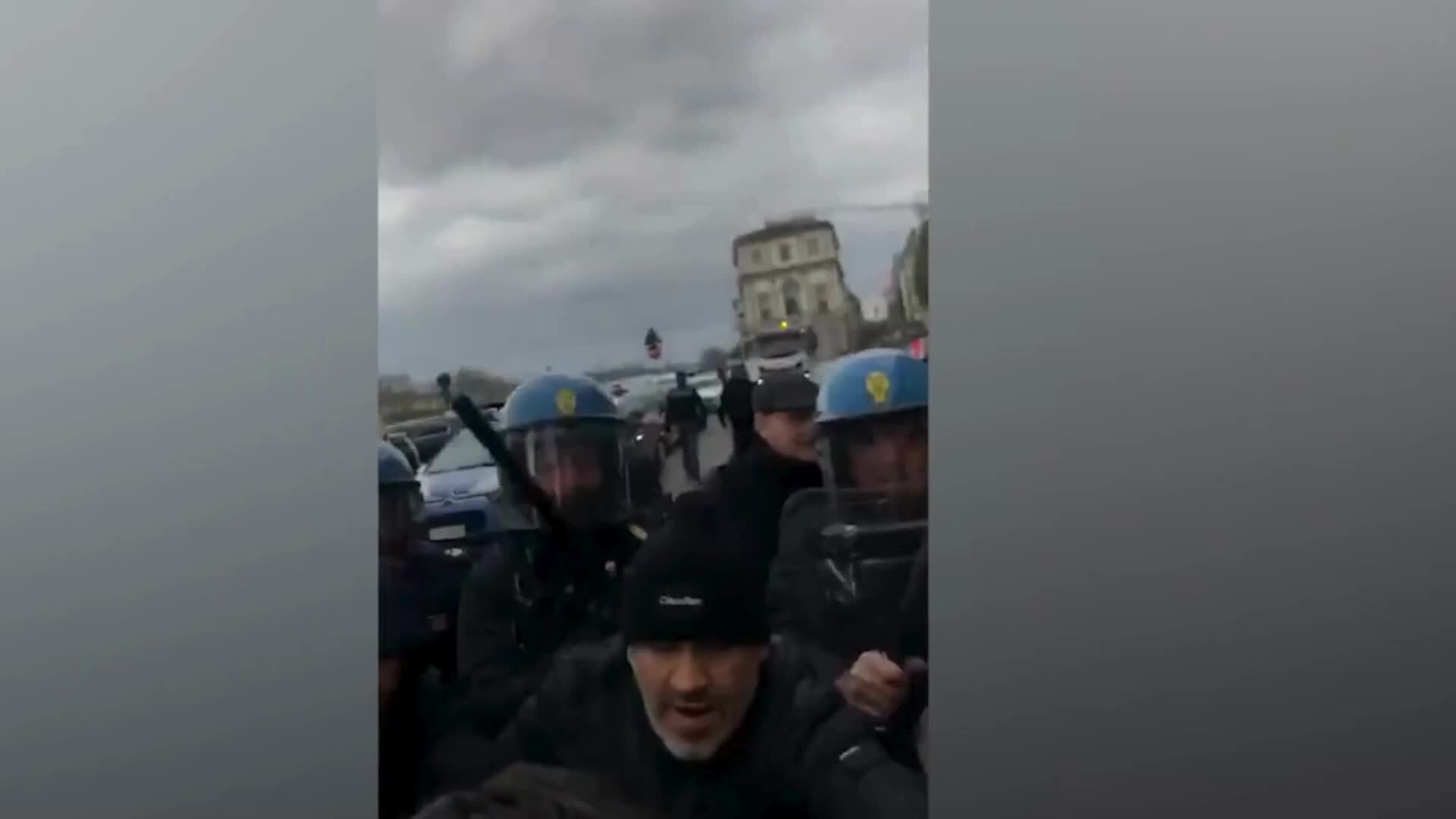 Cariche della polizia sui manifestanti pro Palestina