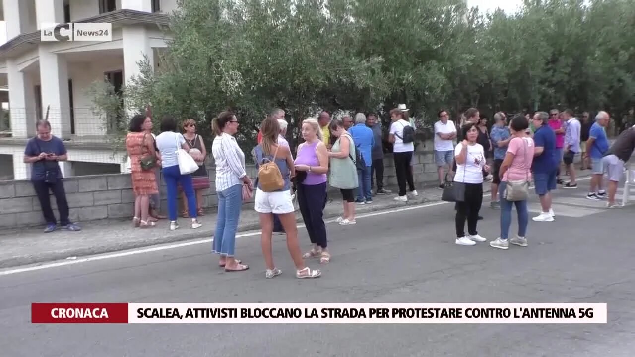 Scalea, attivisti bloccano la strada per protestare contro l'antenna 5G