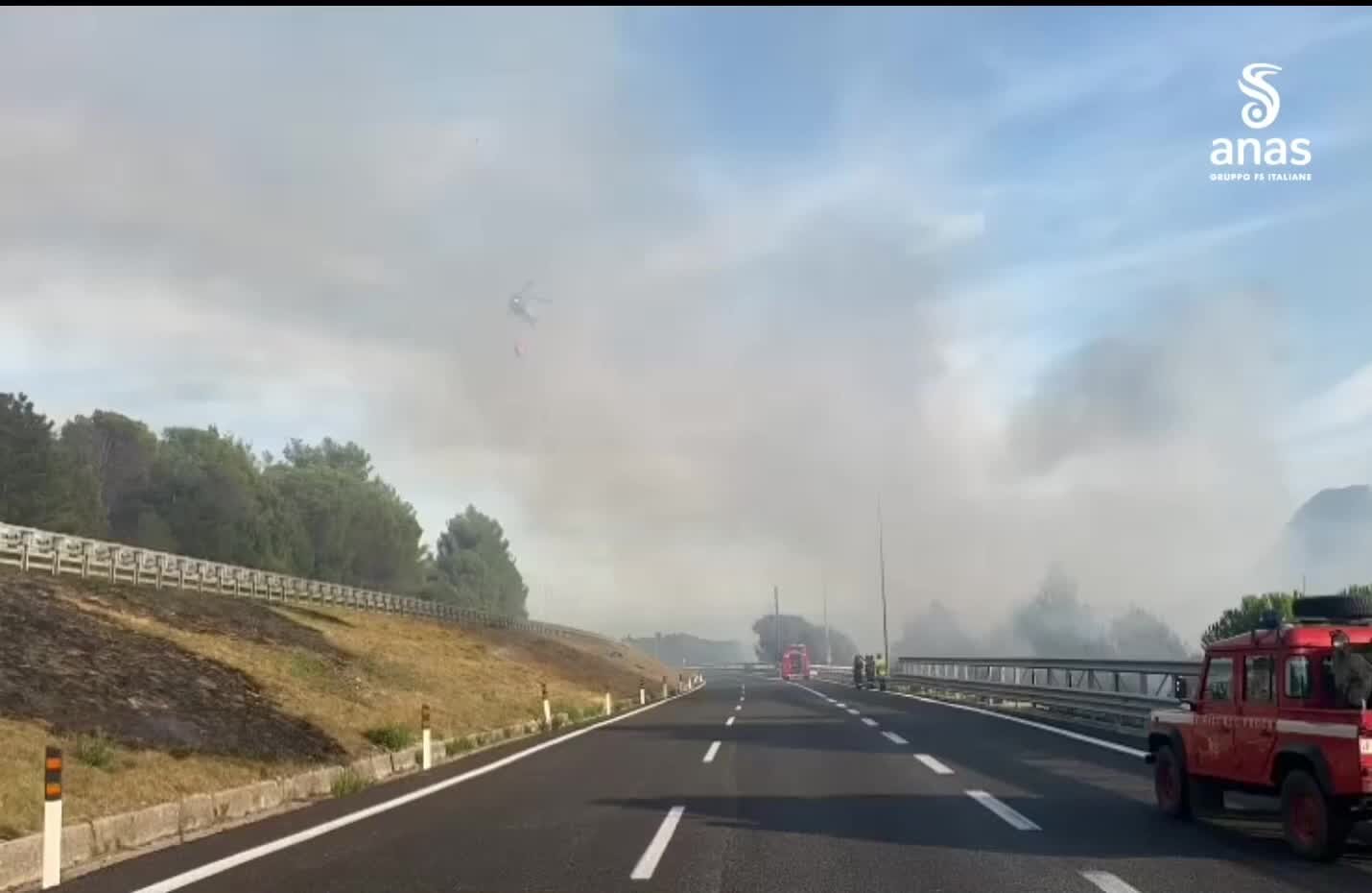 Incendio lungo l'A2, stop alla circolazione