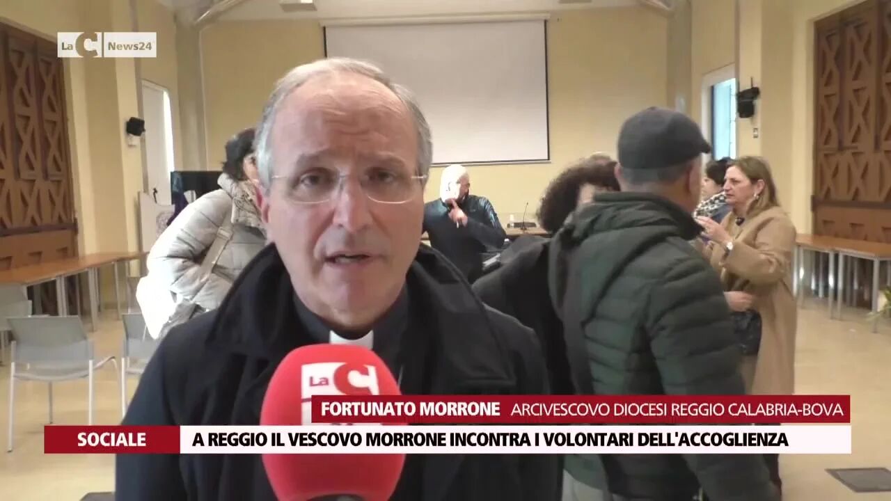 A Reggio il vescovo Morrone incontra i volontari dell'accoglienza