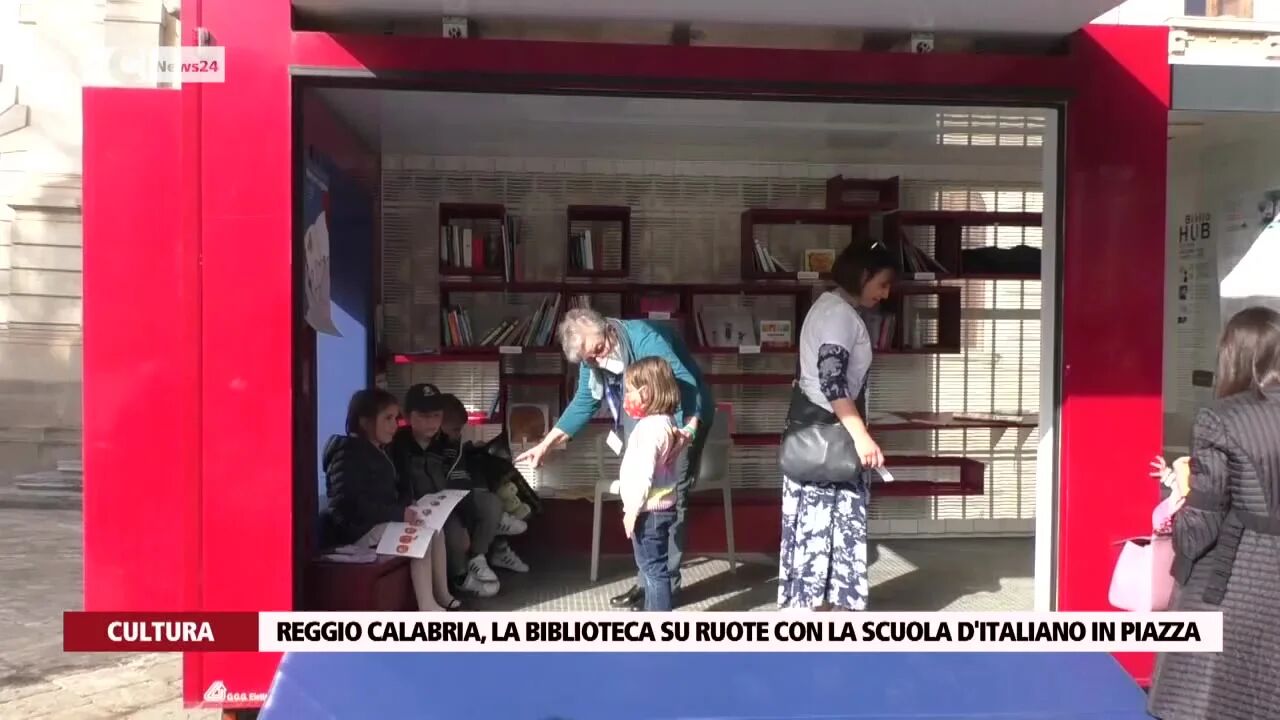 Reggio Calabria, la biblioteca su ruote con la scuola d'italiano in piazza