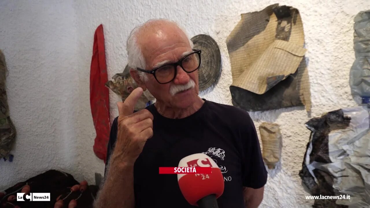 A San Nicola Arcella la mostra d’arte Souvenir che denuncia l’inciviltà e l’inquinamento in mare