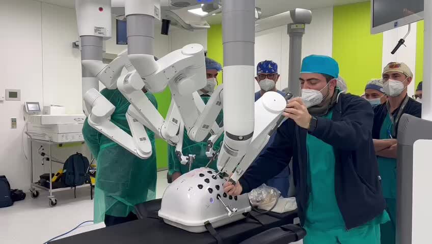 Robot chirurgico a Cosenza, Occhiuto: «Nuova opportunità per la Calabria, stiamo ricostruendo la sanità»