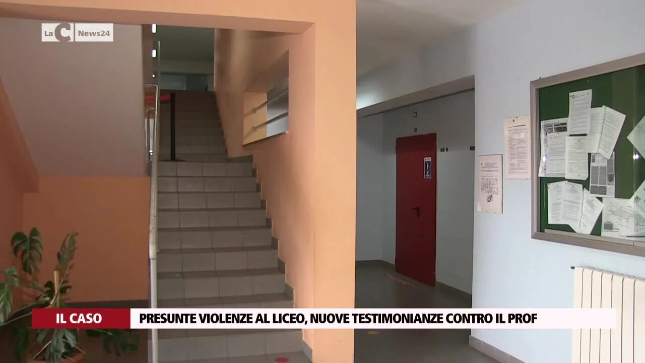 Presunte violenze al liceo, nuove testimonianze contro il prof
