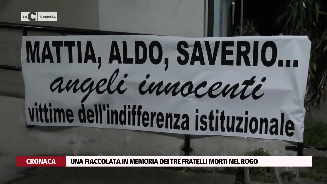 Una fiaccolata in memoria dei tre fratelli morti nel rogo