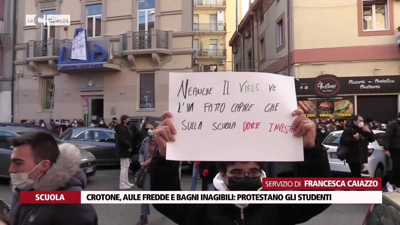 Crotone, aule fredde e bagni inagibili: protestano gli studenti