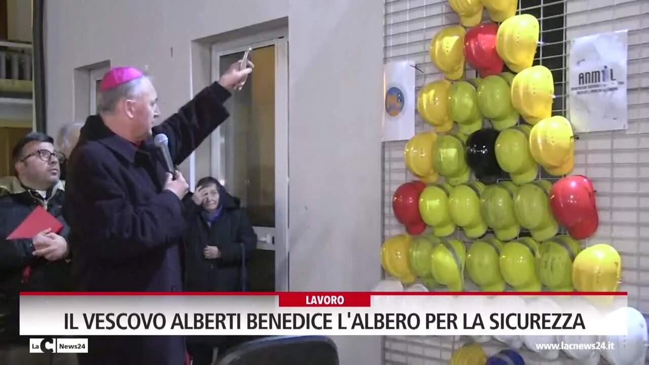 Il vescovo Alberti benedice l'albero per la sicurezza