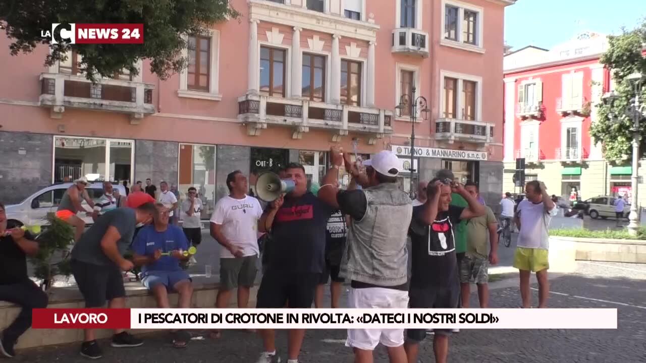 I pescatori di Crotone in rivolta: «Dateci i nostri soldi»