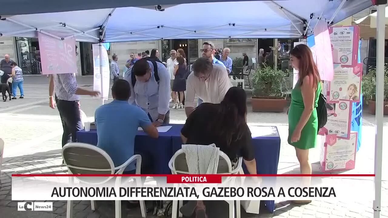 Autonomia differenziata, gazebo rosa a Cosenza