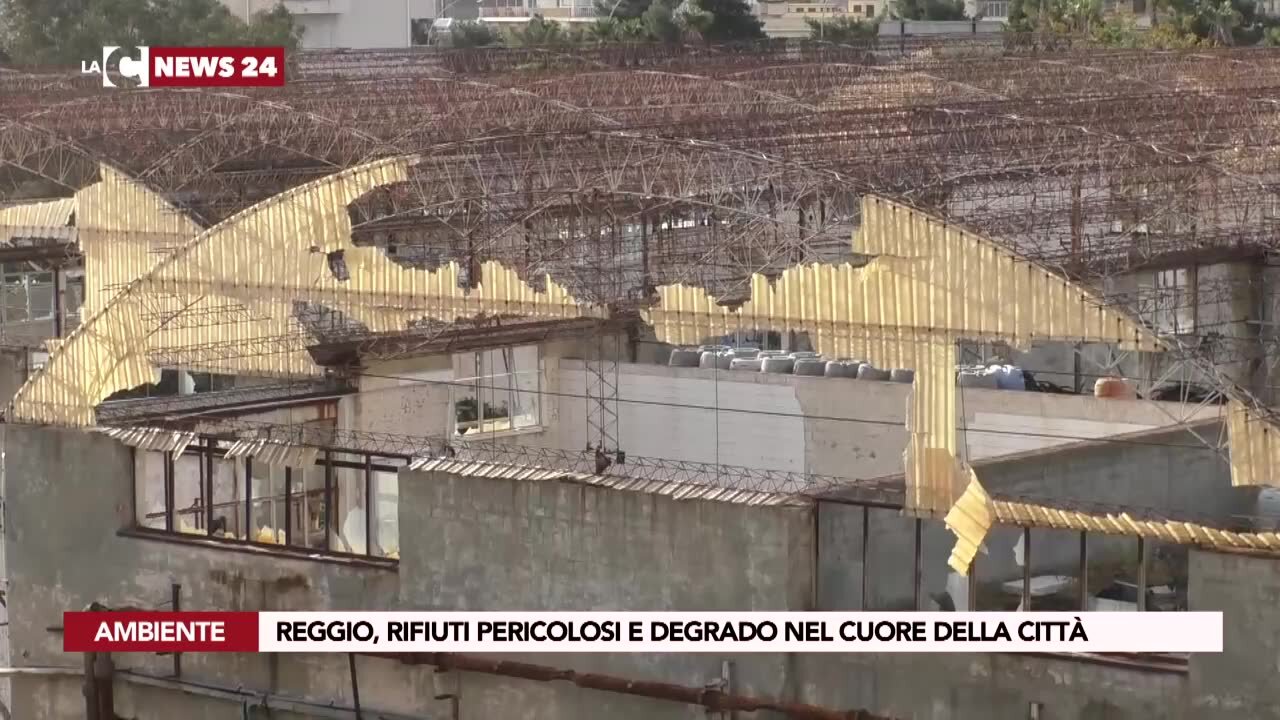 Reggio, rifiuti pericolosi e degrado nel cuore della città