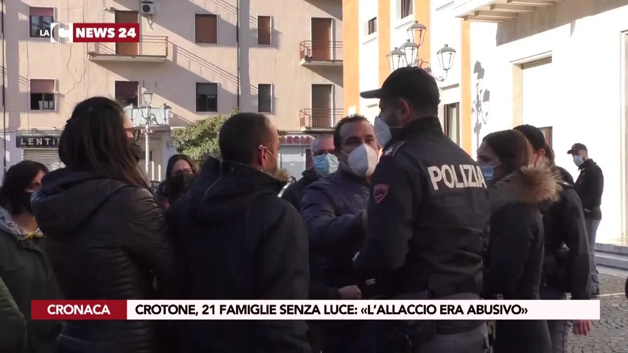 Crotone, 21 famiglie senza luce: «l’allaccio era abusivo»