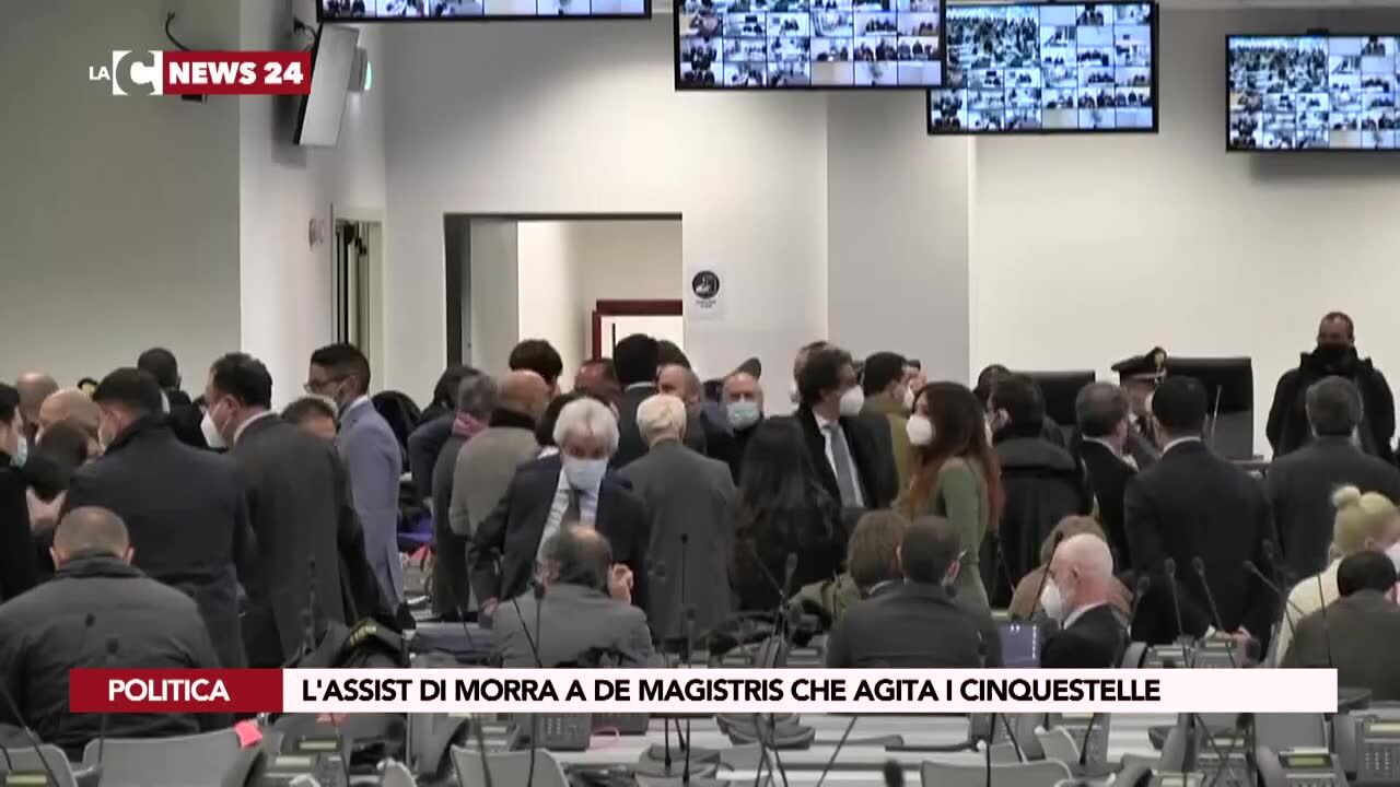 L'assist di Morra a De Magistris che agita i Cinquestelle