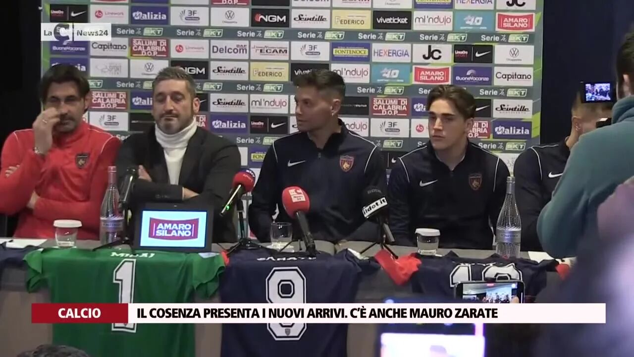 Il Cosenza presenta i nuovi arrivi. C’è anche Mauro Zarate