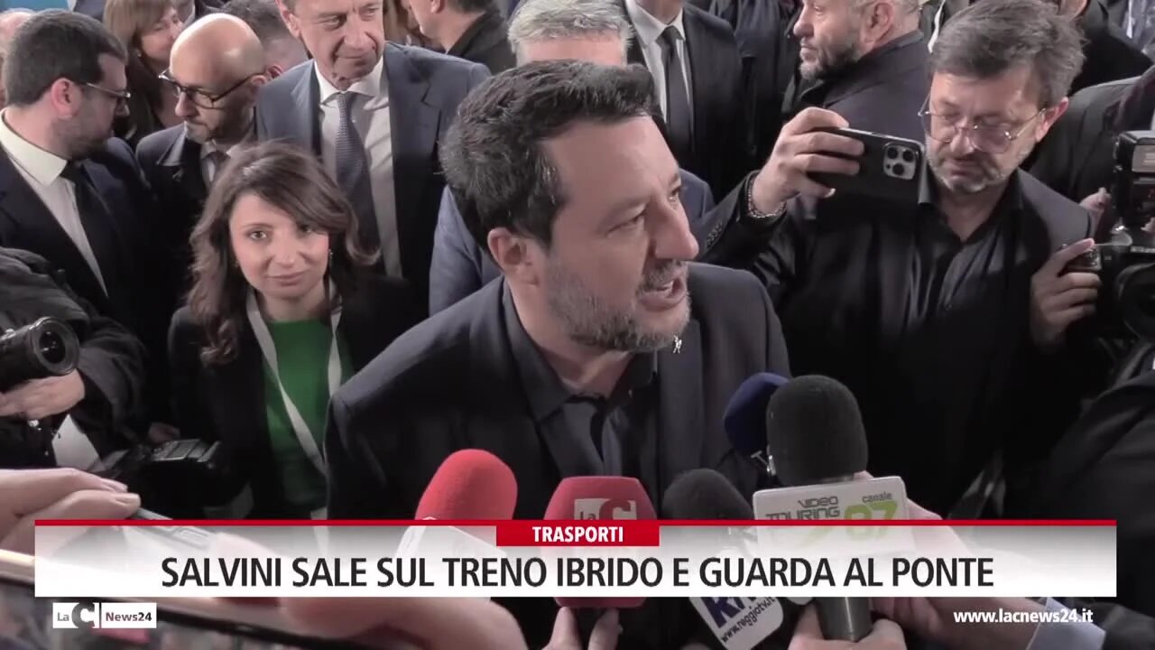 Salvini sale sul treno ibrido e guarda al ponte