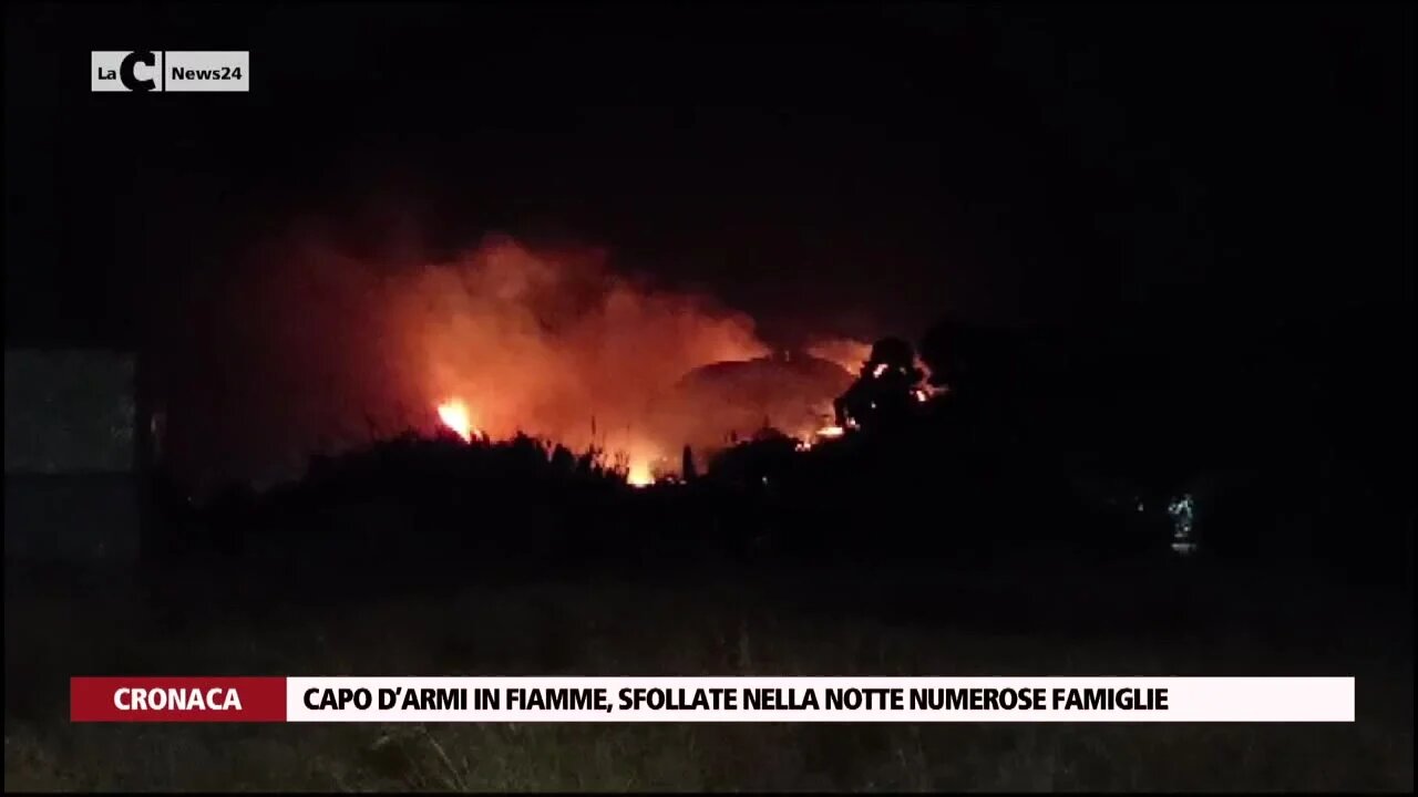 Capo D’Armi in fiamme, sfollate nella notte numerose famiglie