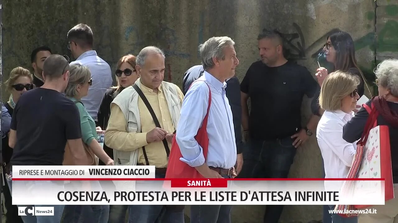 Cosenza, protesta per le liste d'attesa infinite