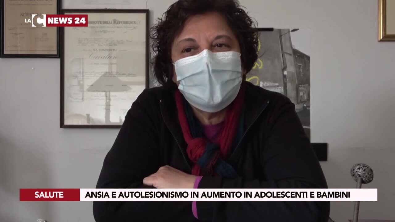 Ansia e autolesionismo in aumento in adolescenti e bambini