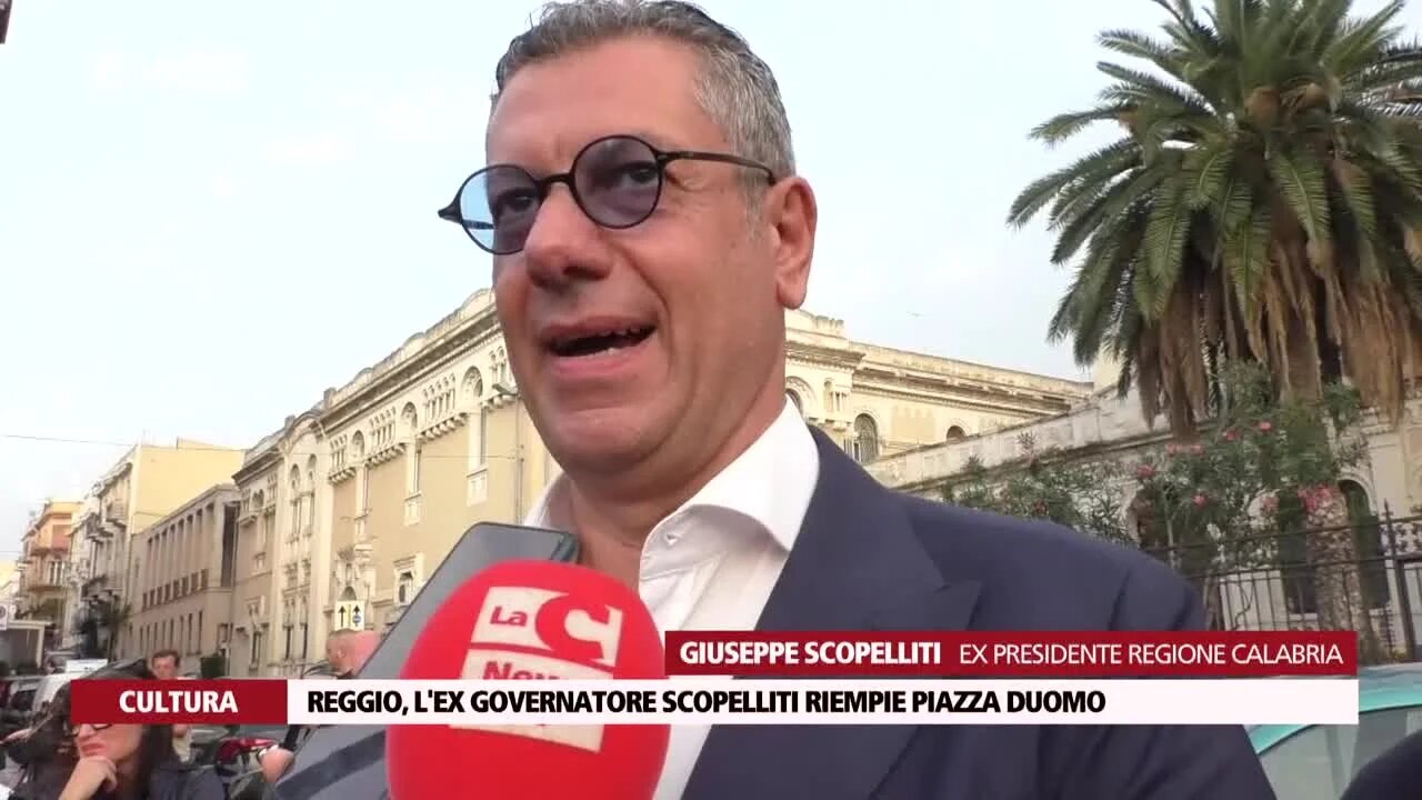 Reggio, l'ex governatore Scopelliti riempie piazza Duomo