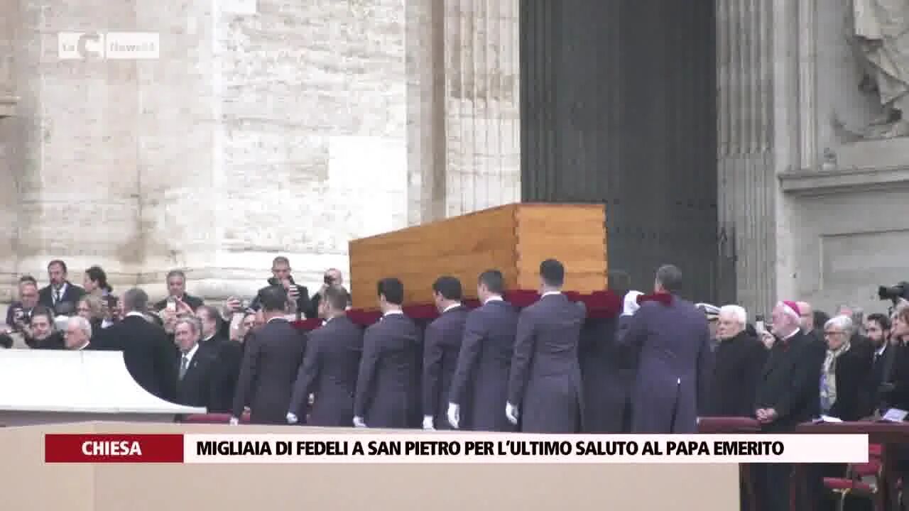 Migliaia di fedeli a San Pietro per l’ultimo saluto al papa emerito