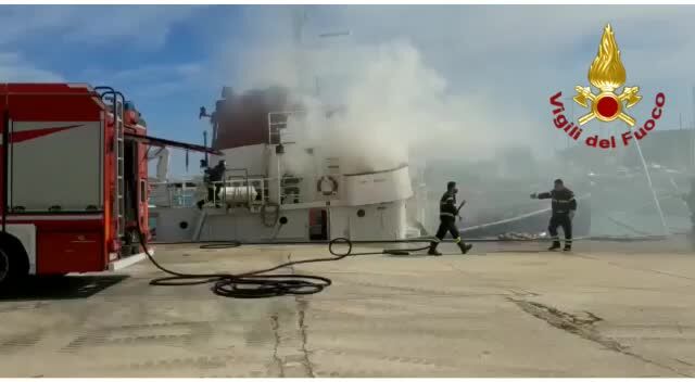 Crotone, incendio  su un rimorchiatore