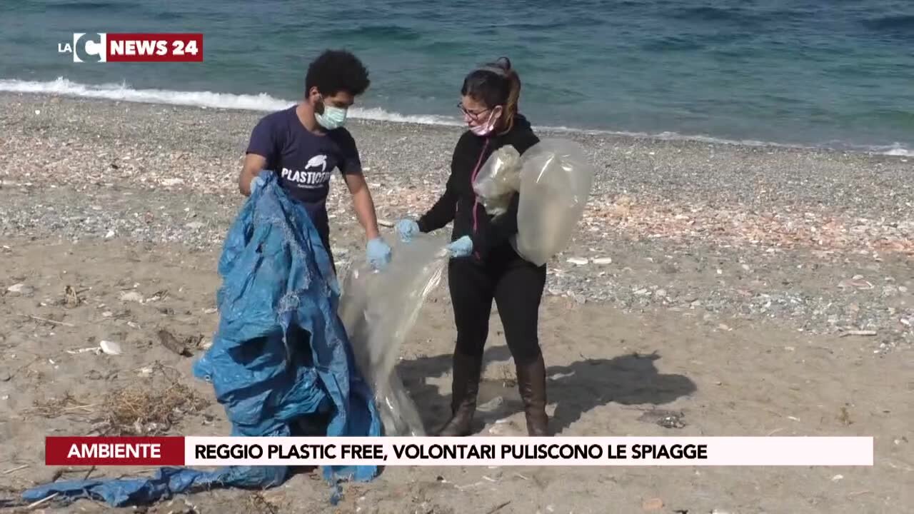 Reggio Plastic free, volontari puliscono le spiagge